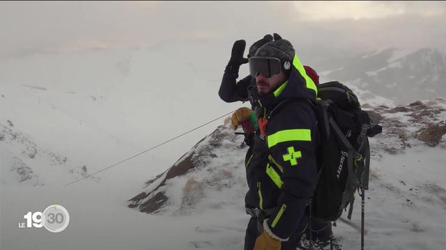 Après les fortes chutes de neige, rude journée pour les pisteurs qui doivent sécuriser les domaines skiables