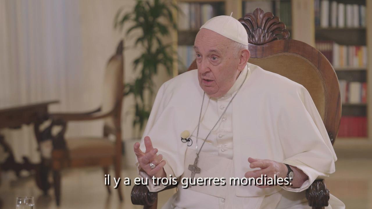 "En cent ans, il y a eu trois guerres mondiales", estime le pape François