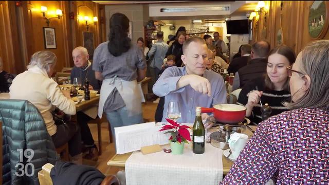 Jour de fête à Fribourg avec les festivités et le cortège de la St-Nicolas et sa traditionnelle fondue. Reportage