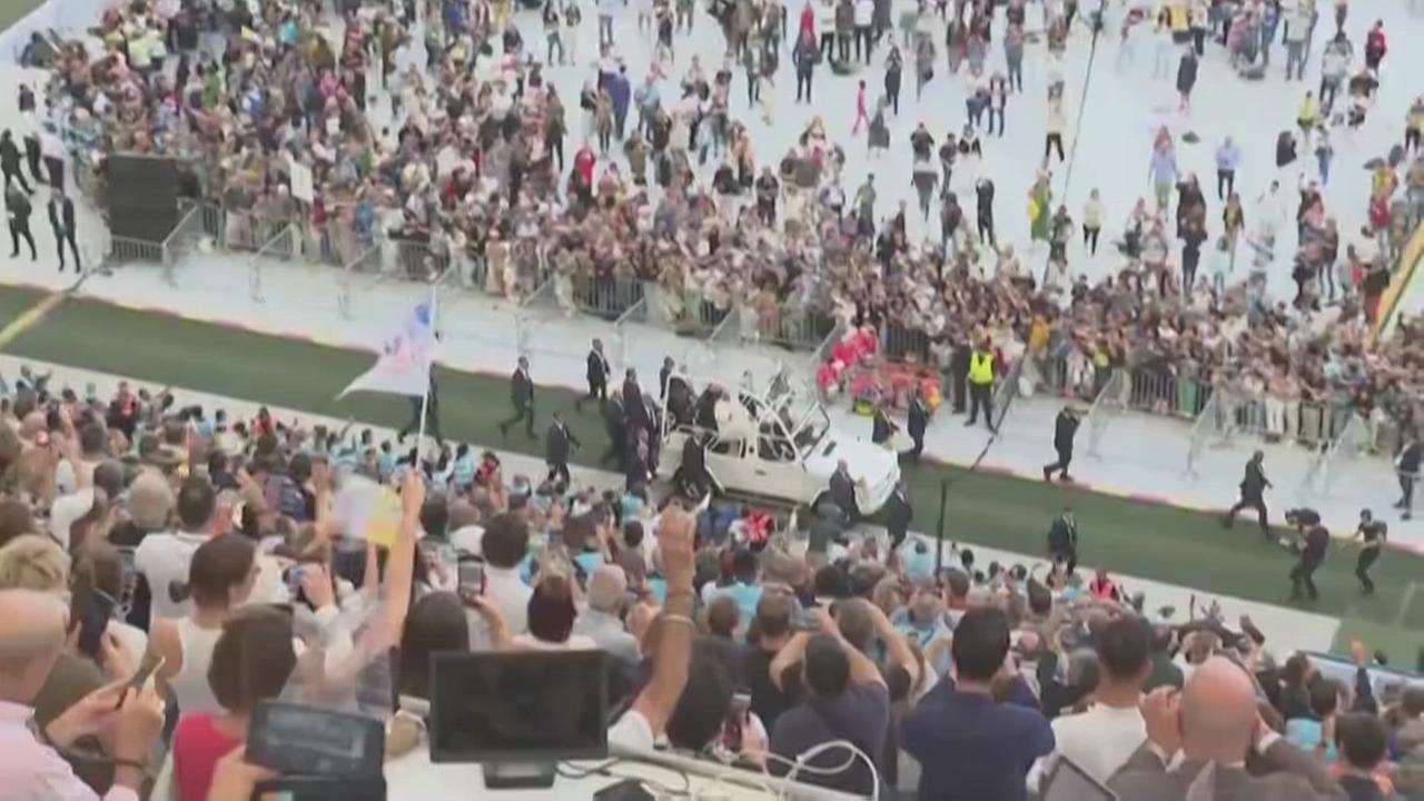 Bain de foule en papamobile pour François à Marseille