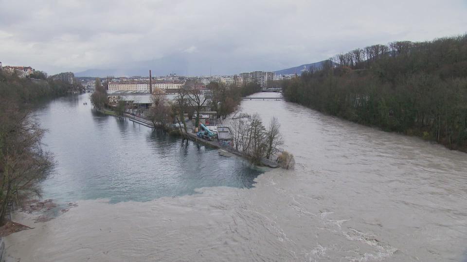 La point de la Jonction une nouvelle fois inondée à Genève