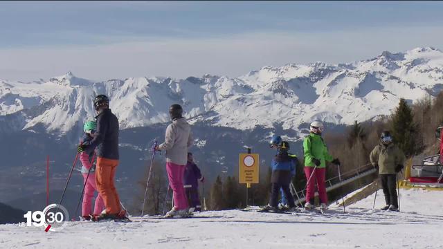 Le manque de neige demande du travail sur les pistes de ski en Valais, alors qu’une partie des Romands débute ses vacances de février