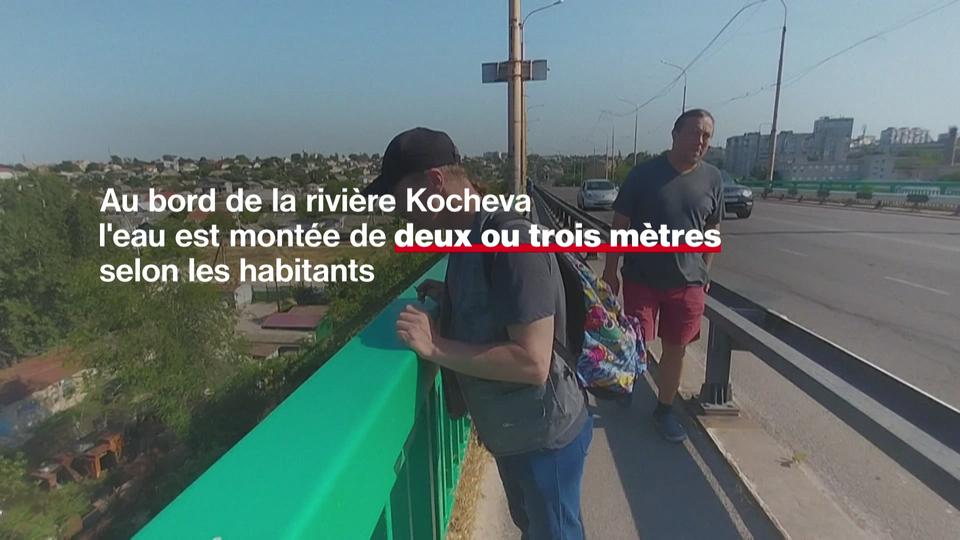 Les habitants de Kherson impuissants face à la montée des eaux