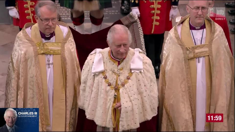 Le roi Charles III entre dans l'abbaye de Westminster.