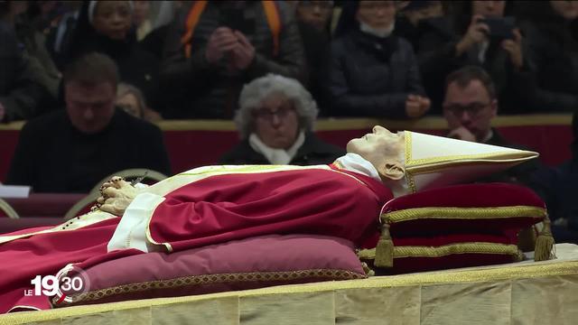 Au Vatican, des milliers de fidèles rendent un dernier hommage à Benoît XVI avant ses funérailles jeudi