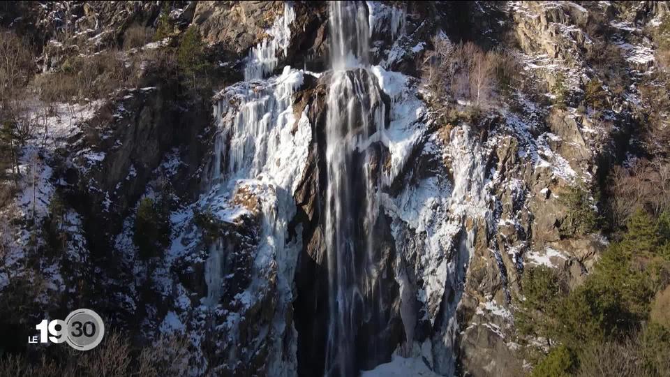 Merveilles naturelles éphémères, les cascades de glace attirent grimpeurs et photographes.