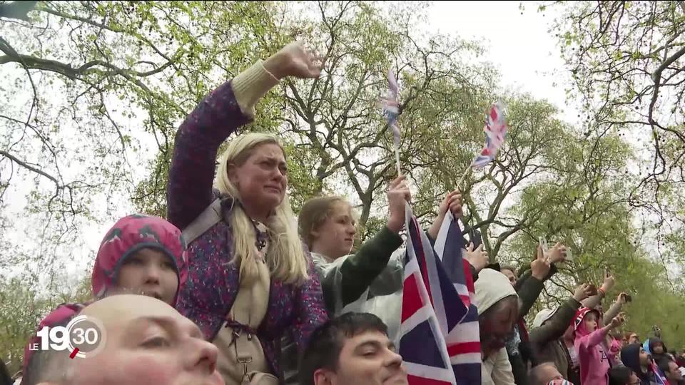 À Londres, la foule s’est massée avec enthousiasme le long du parcours de la procession royale de Charles III