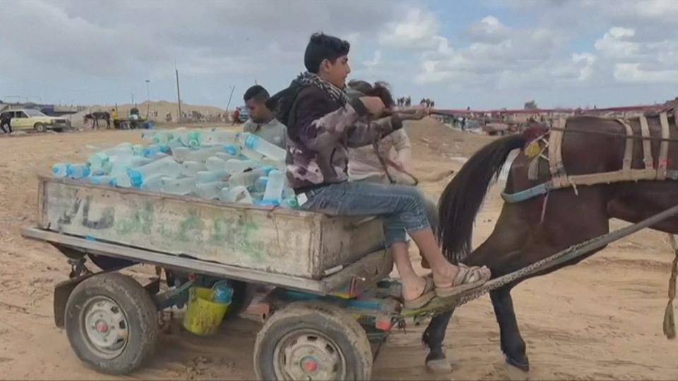 Ruée à Gaza sur des bouteilles d'eau tombées d'un camion