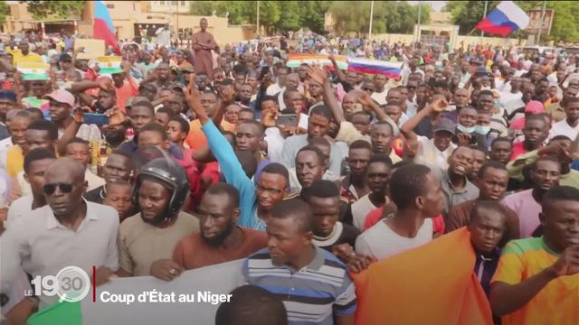 Le Niger s'enfonce dans la crise après le coup d'État des militaires qui ont destitué le président élu