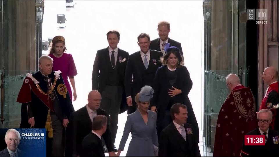 Le prince Harry entre dans l'abbaye de Westminster.