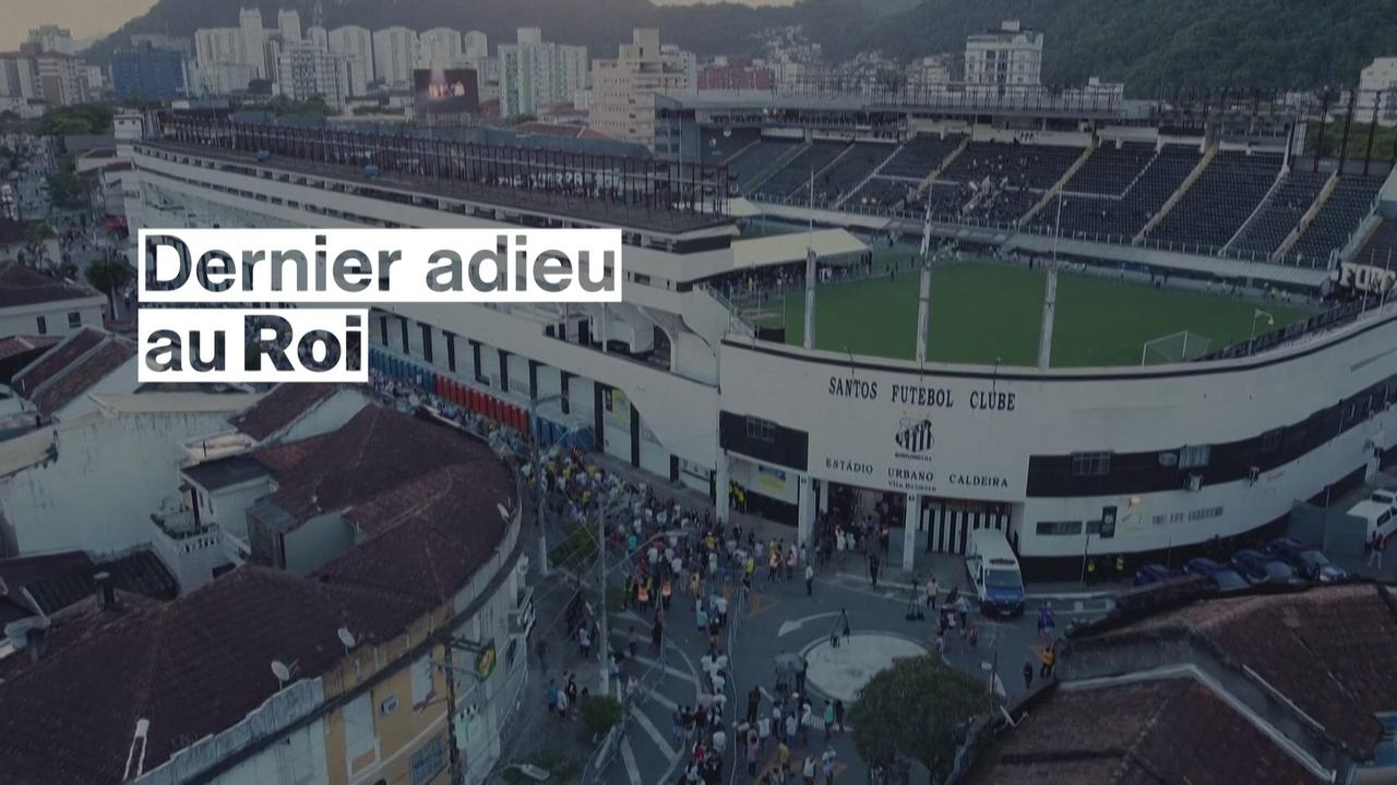 Des milliers de Brésiliens rendent un dernier hommage au "Roi" Pelé