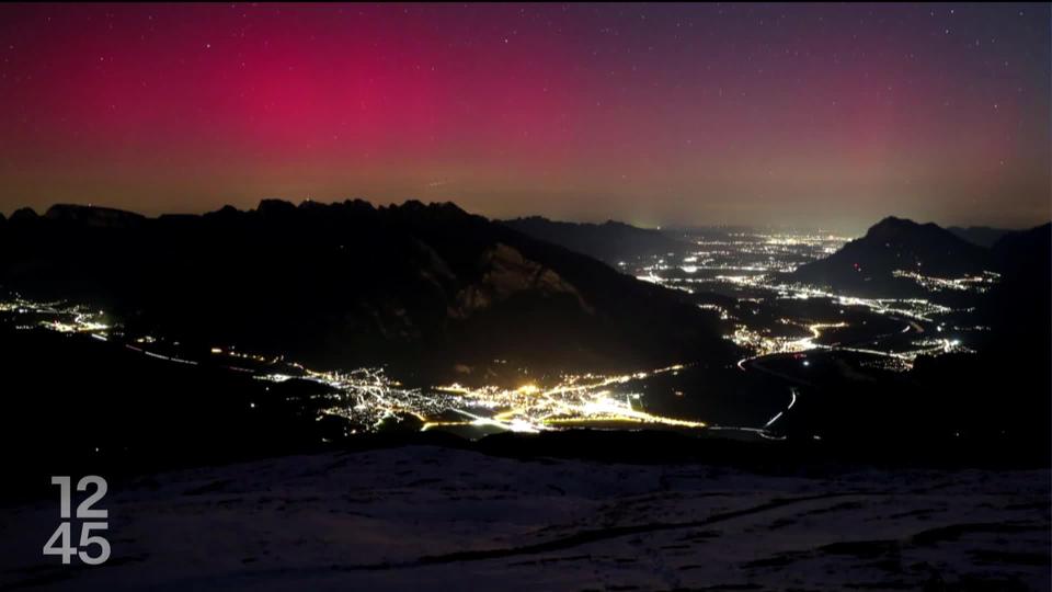 Le ciel suisse coloré en rouge et vert par des aurores boréales