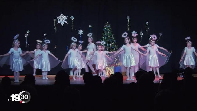 À Neuchâtel, les réfugiés ukrainiens ont célébré Noël orthodoxe en proposant à la population un spectacle de chant et de danse.