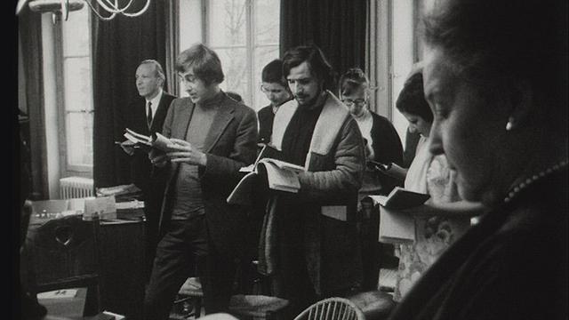 Moment de prière collective au Centre social protestant de Genève, 1973. [RTS]