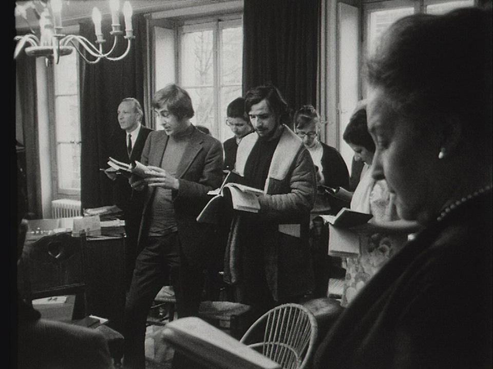 Moment de prière collective au Centre social protestant de Genève, 1973. [RTS]