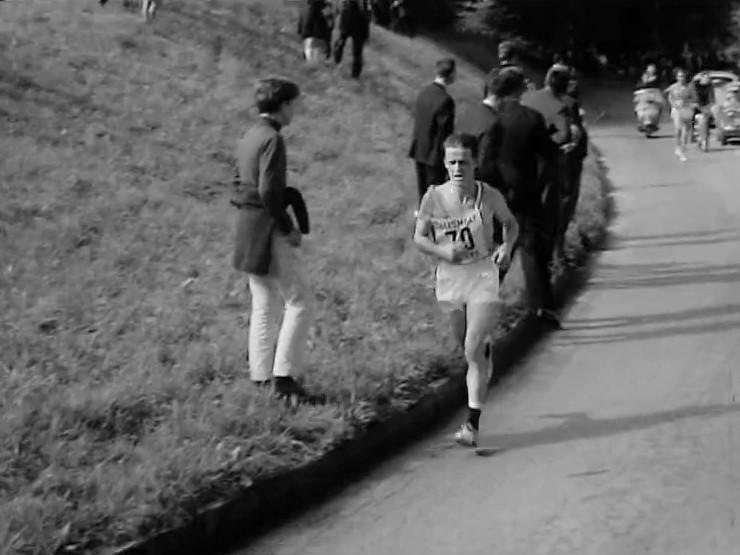 Werner Dösseger sur la route de la victoire lors du Morat-Fribourg 1966. [RTS]