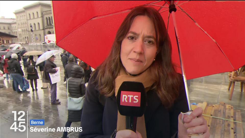 En direct de la Place fédérale de Berne, la journaliste Séverine Ambrus raconte la joie des Bâlois qui attendaient un nouveau conseiller fédéral depuis 50 ans