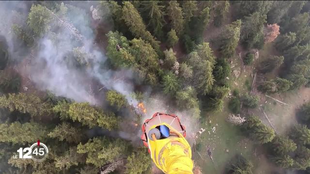 Dans le Haut-Valais, les hélicoptères poursuivent leurs opérations pour maîtriser l’incendie qui fait rage depuis lundi