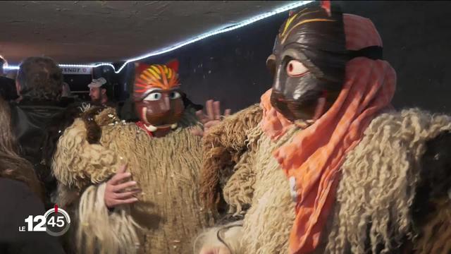 À Evolène, la tradition des peluches s'ouvre aux femmes le temps d'une soirée de Carnaval