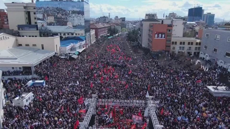 Des milliers de manifestants à Pristina en soutien à d'ex-rebelles jugés pour crimes de guerre