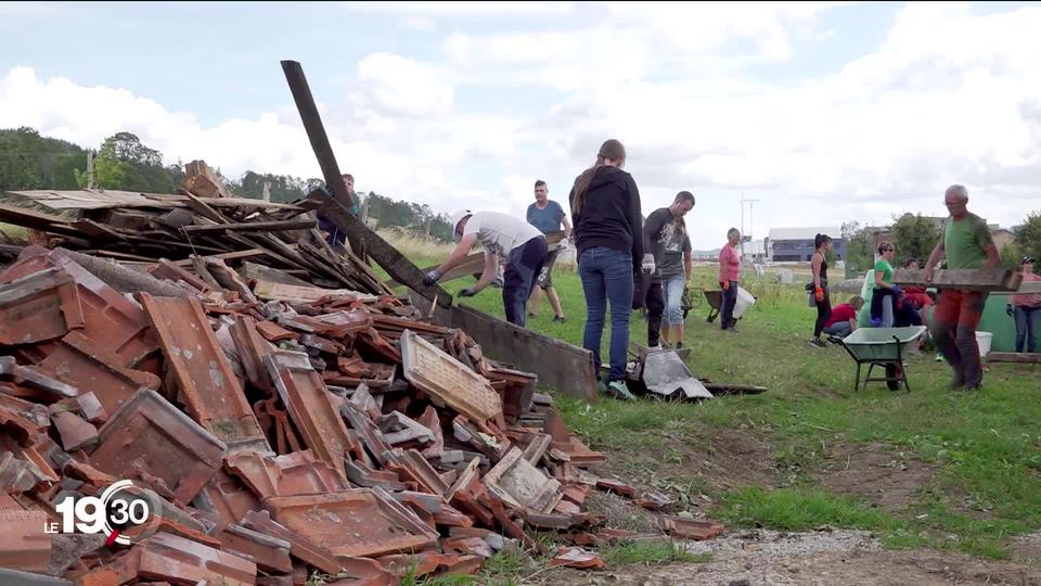 À La Chaux-de-Fonds (NE), de nombreux bénévoles s’activent pour déblayer les débris de la tempête qui a balayé la cité horlogère