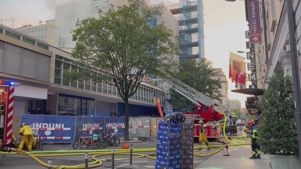 La toiture du cinéma Le Plaza à Genève détruite par un incendie