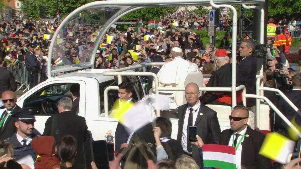 Le bain de foule du pape François à Budapest