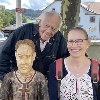 Jean Winiger et Anne Philipona, à côté de la sculpture de l'abbé Bovet à Sâles [RTSreligion - Carole Pirker]