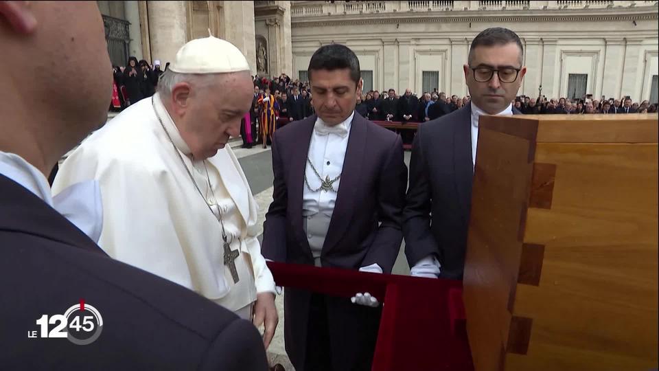 Le pape François a présidé les funérailles de Benoît XVI devant une foule de 50'000 fidèles