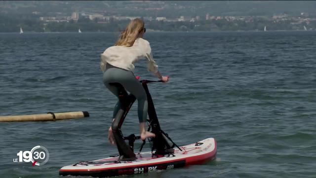 Faire du vélo sur le lac c’est aujourd'hui possible. Grâce au bike surf, croisement entre un paddle et un vélo.