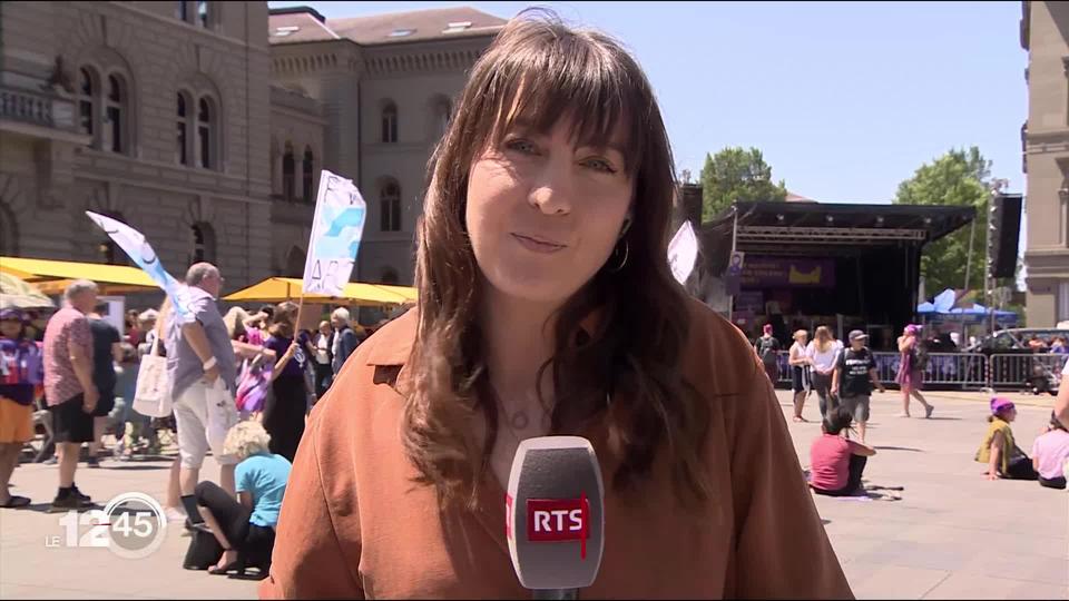 Grève nationale : Clémence Vonlanthen assiste à la manifestation sur la place fédérale.