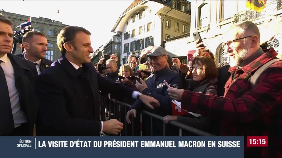 Le président Emmanuel Macron salue la foule sur la Place fédérale