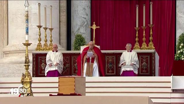 Le pape François a rendu un dernier hommage à son prédécesseur Benoît XVI à l'occasion de funérailles sobres et solennelles