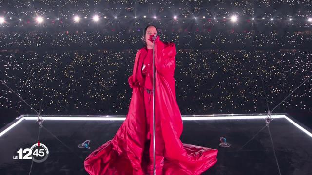 Invitée pour faire le show lors de la mi-temps de la finale de Superbowl, la chanteuse Rihanna a dévoilé sa deuxième grossesse