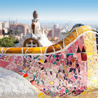 Parc de Barcelone Guell de Gaudi. Tuiles mosaïque serpentine banc modernisme [Depositphotos - lunamarina]
