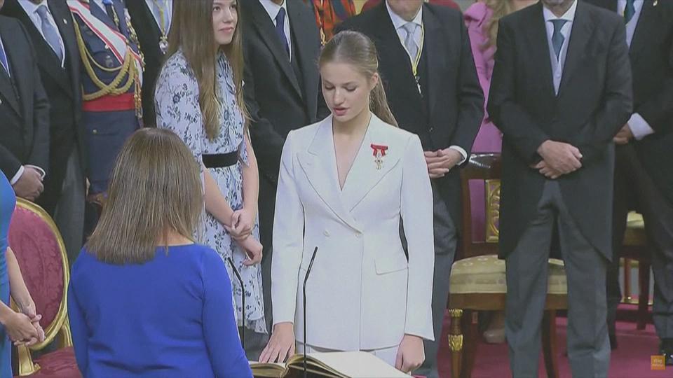 La princesse Leonor, héritière du trône espagnol, jure fidélité à la Constitution