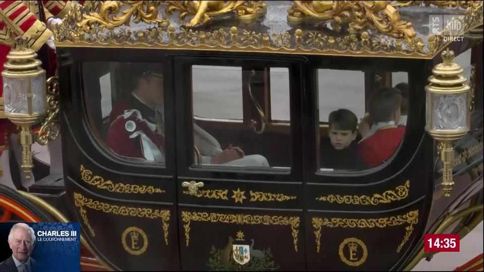 Le petit Louis, fils de William et de Kate, regagne Buckingham Palace aux côtés de sa famille.