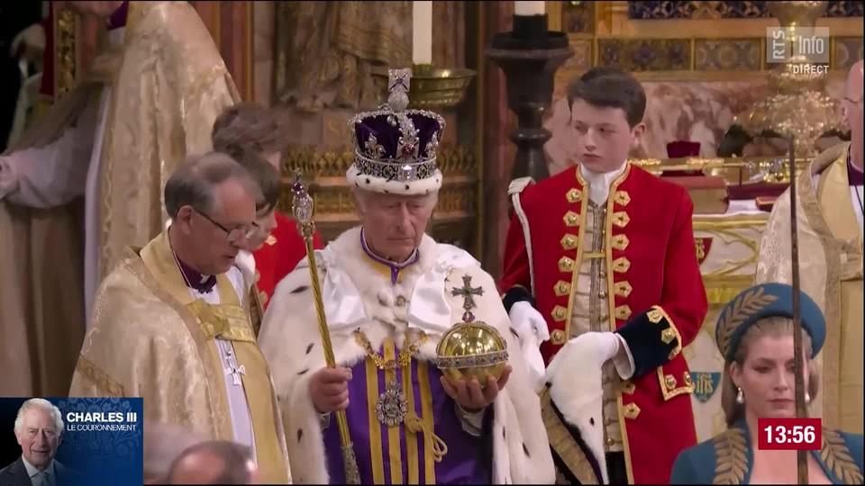 Le roi Charles III quitte l'Abbaye de Westminster.