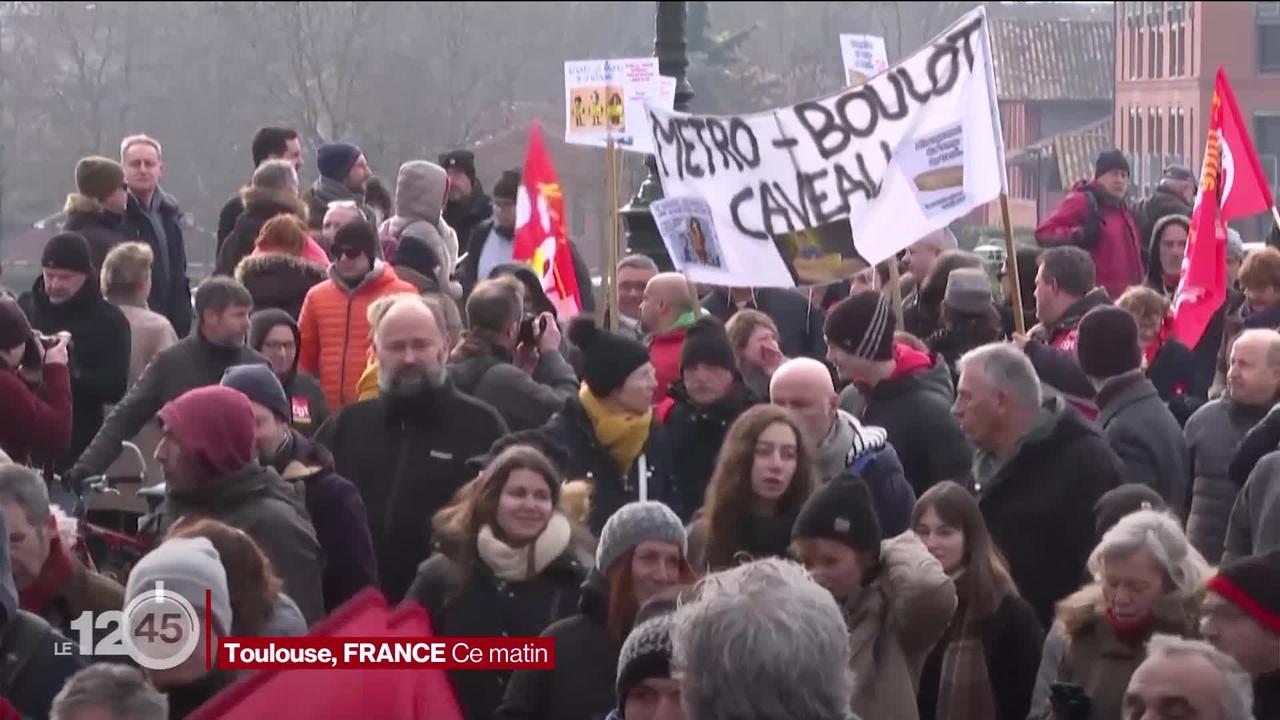 En France, deuxième journée de grève contre la réforme des retraites. Un mouvement très suivi dans les transports et les écoles.