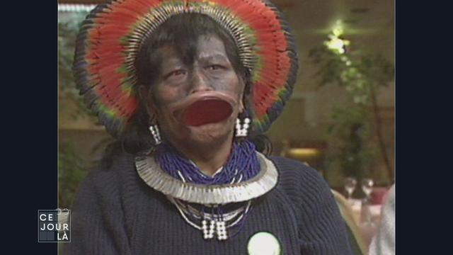 En 1989, le chef de la tribu Kayapo Raoni est en Suisse pour défendre les peuples autochtones