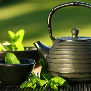 Théière asiatique noire avec thé à la menthe [Depositphotos - Sandralise]