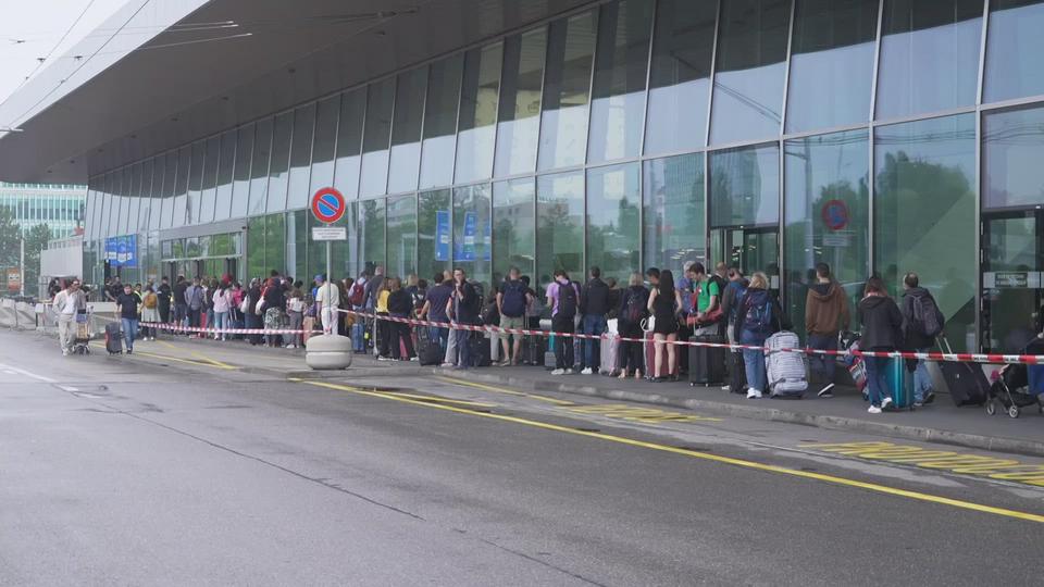 La file d¿attente pour entrer dans le terminal des départs, à Genève Aéroport