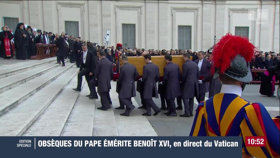 Le cercueil de Benoît XVI entre dans la basilique Saint-Pierre