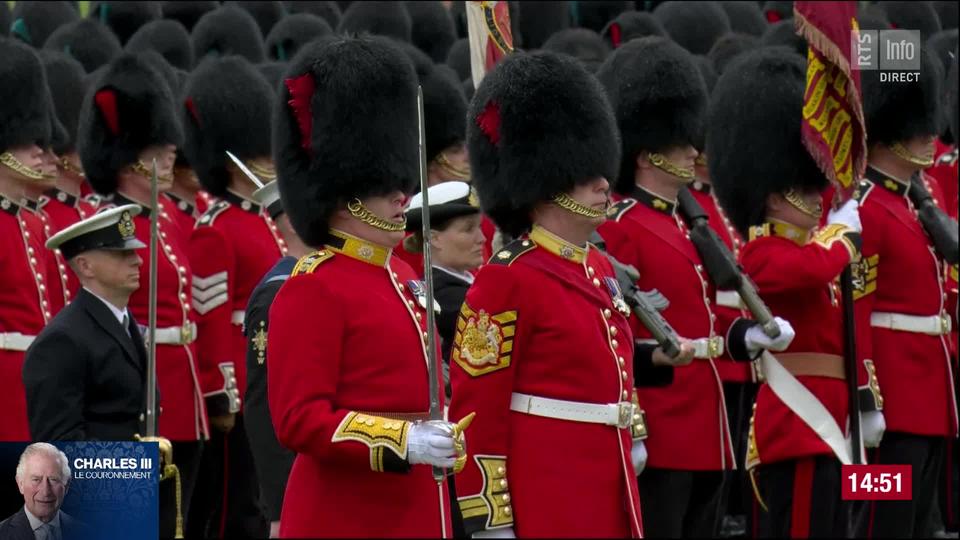 Les soldats prêtent allégeance à leur roi.