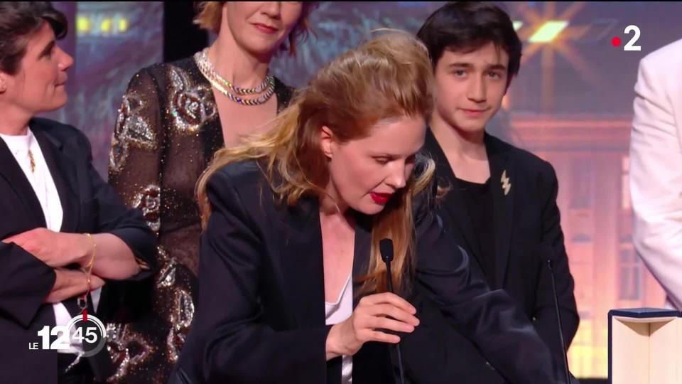 La réalisatrice française Justine Triet a reçu hier soir la Palme d’or pour « Anatomie d’une chute ».