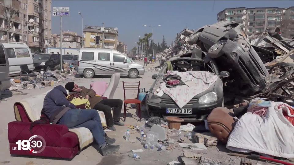 Une semaine après le séisme en Turquie, de nombreux survivants errent démunis dans des villes dévastées. Reportage à Hatay