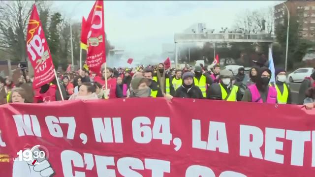 En France, le passage en force du gouvernement sur la réforme des retraites jeudi, a renforcé la contestation. Le bras de fer se durcit avec l’opposition et les syndicats.