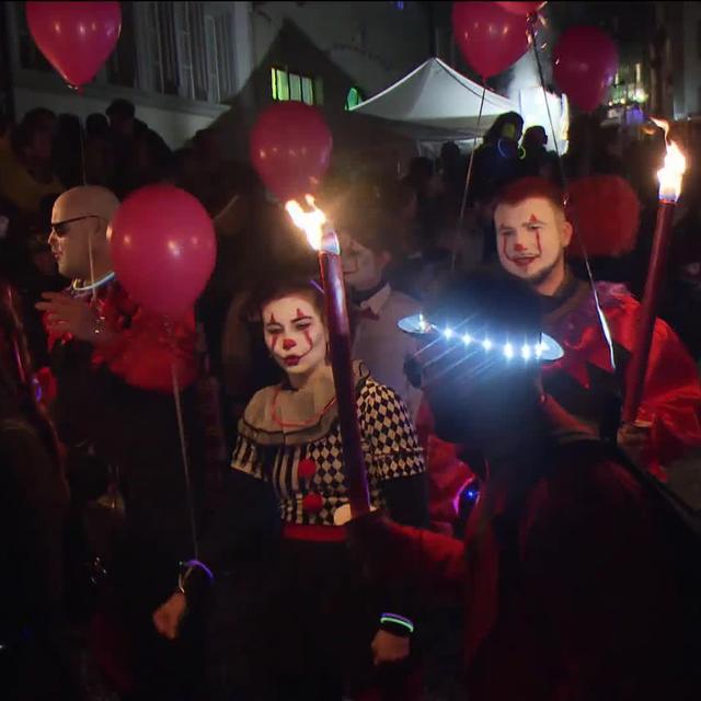 Carnaval des Bolzes à Fribourg: Des milliers de personnes ont participé au cortège de nuit dans une ambiances festive. [RTS]