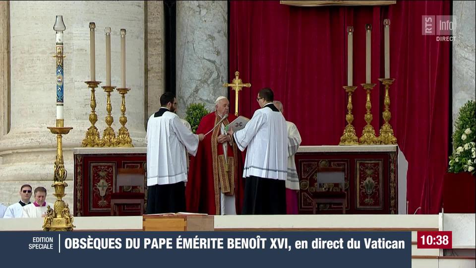 Le dernier adieu du pape François à son prédécesseur Benoît XVI