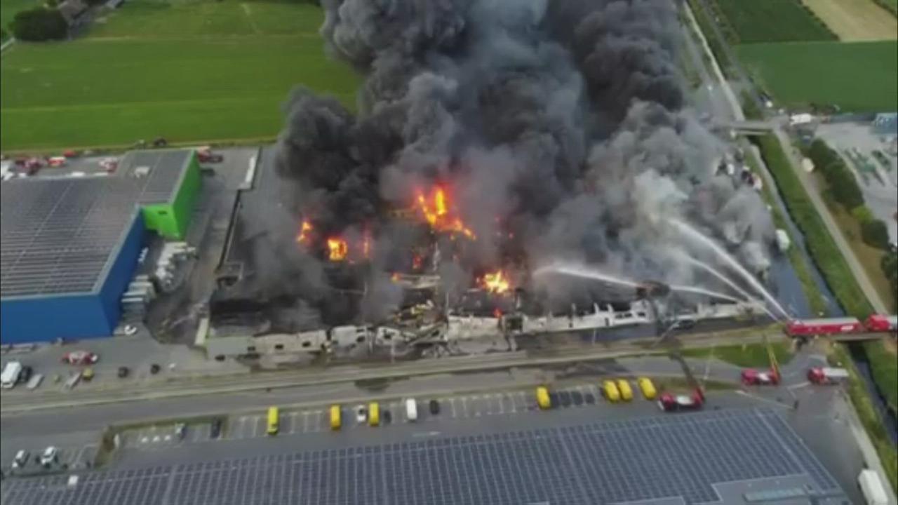 Un important incendie ravage un entrepôt à Vétroz (VS)